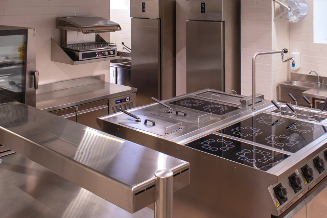 Cucina professionale Mareno con pass in primo piano